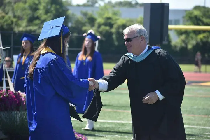 Superintendent of schools announces resignation