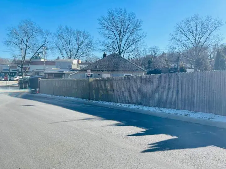 Fish market fence draws criticism despite expected reimbursement