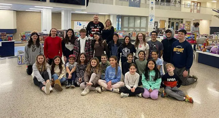 “Our Town” students lead by example to help those less fortunate this holiday